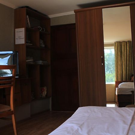 Holiday Hostel House Bishkek Bagian luar foto