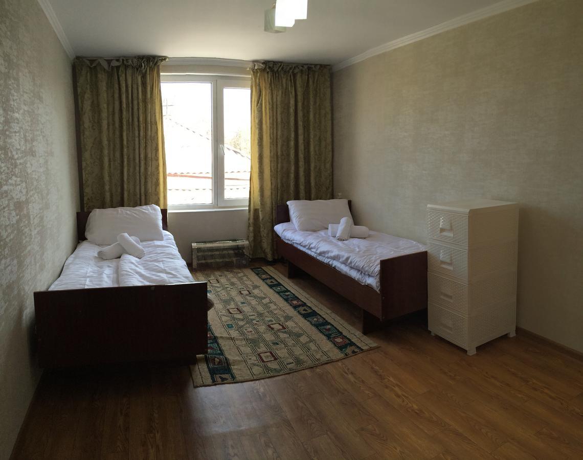 Holiday Hostel House Bishkek Bagian luar foto