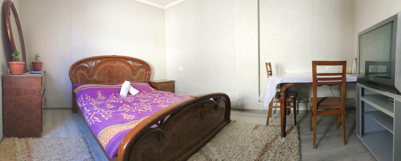 Holiday Hostel House Bishkek Bagian luar foto
