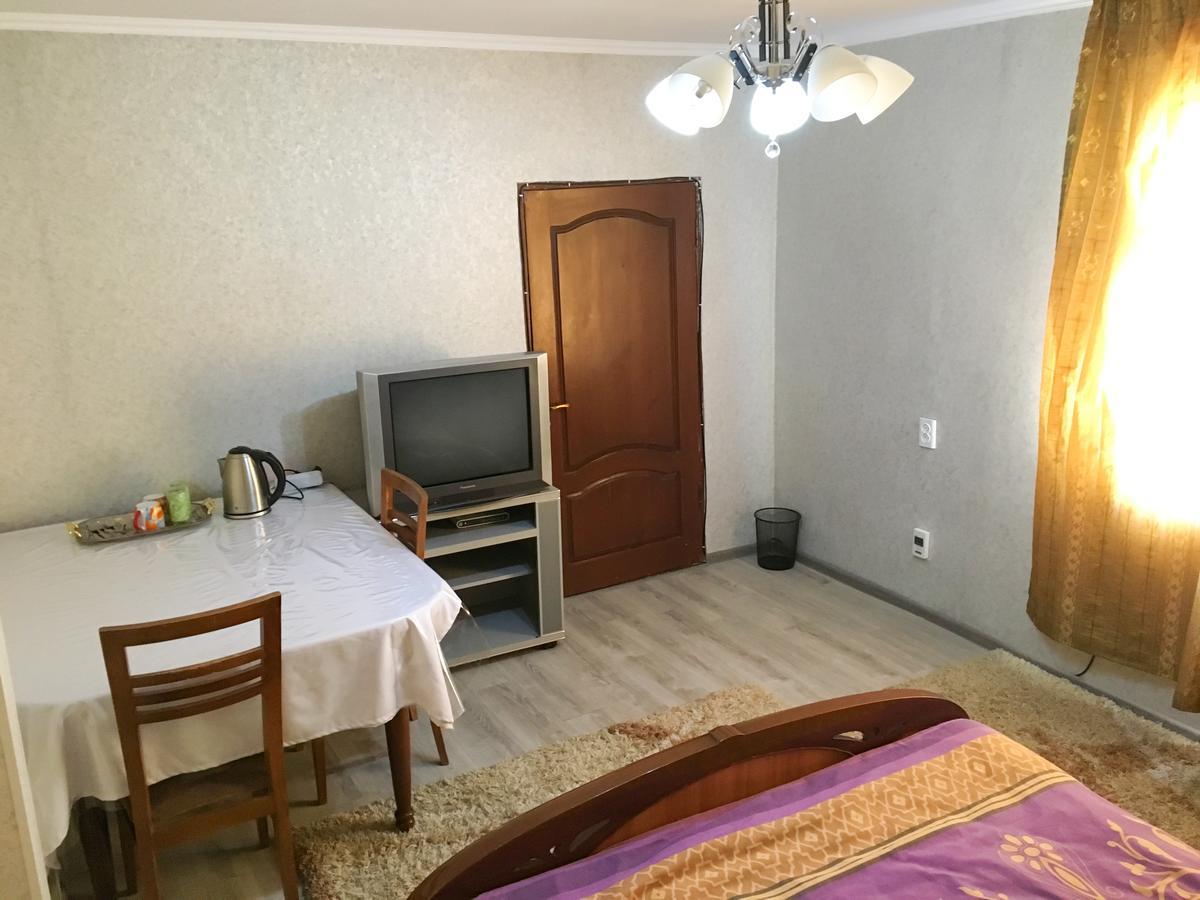 Holiday Hostel House Bishkek Bagian luar foto