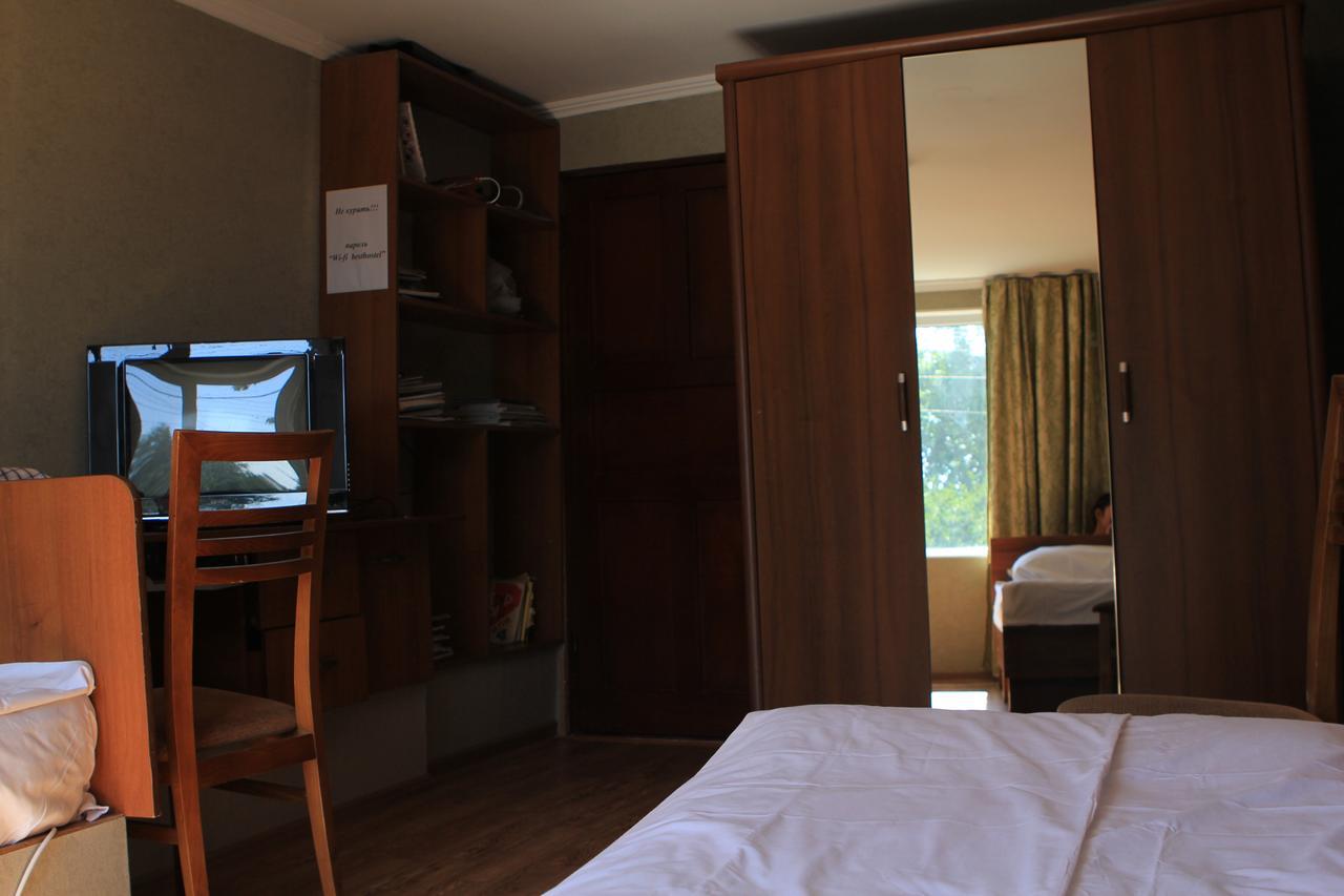 Holiday Hostel House Bishkek Bagian luar foto