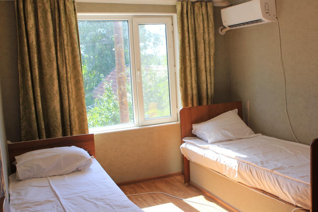 Holiday Hostel House Bishkek Bagian luar foto