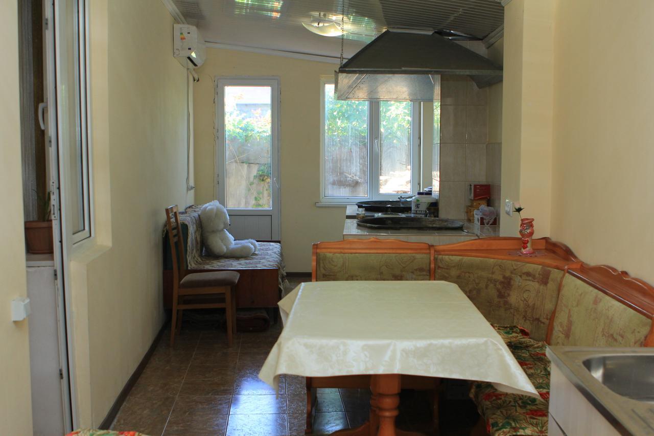 Holiday Hostel House Bishkek Bagian luar foto