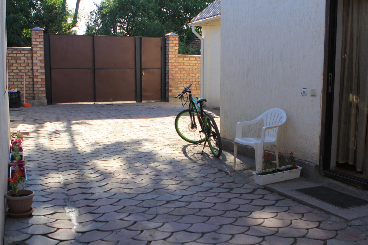 Holiday Hostel House Bishkek Bagian luar foto